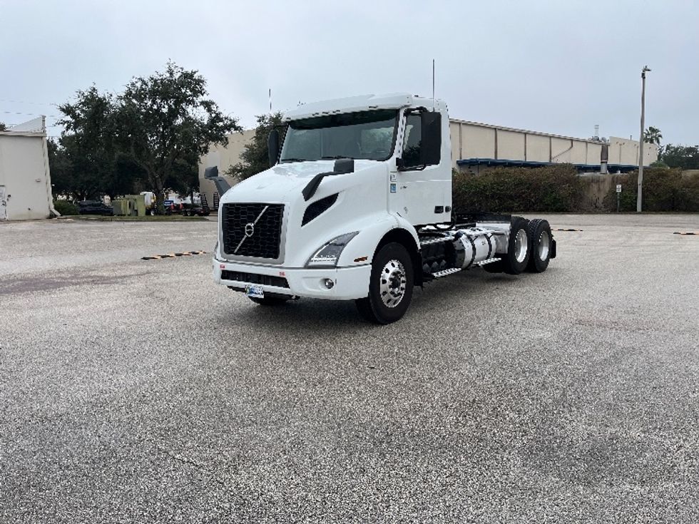 Day Cab Tractor-Heavy Duty Tractors-Volvo-2022-VNR62300-Tampa-FL-628,702\n\t\tmiles-$ 24,750 - Image 3