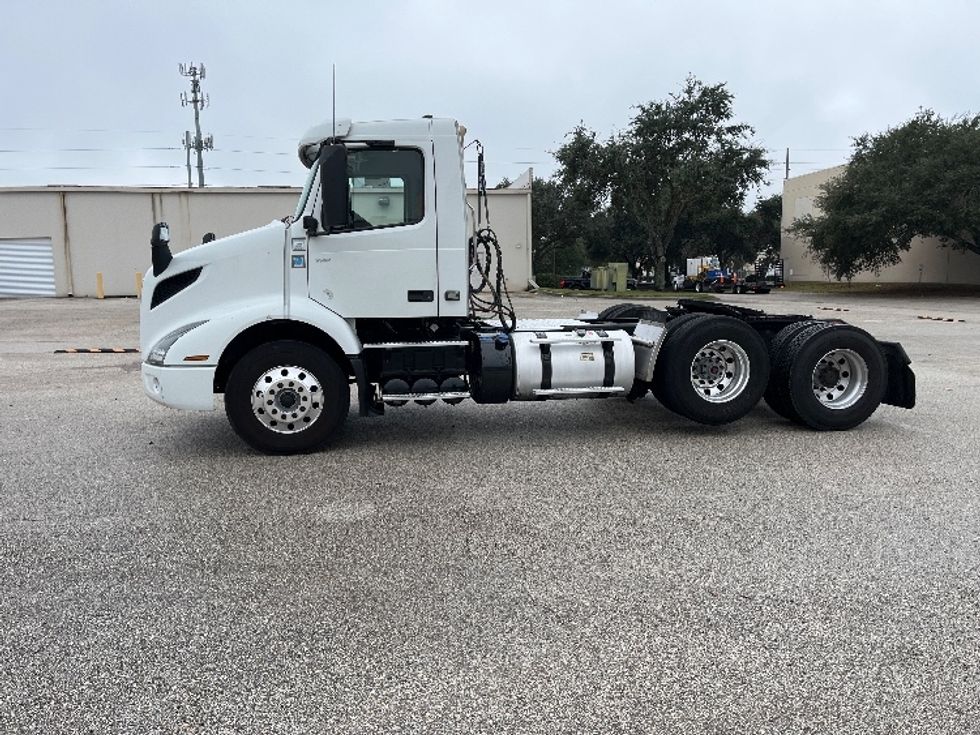 Day Cab Tractor-Heavy Duty Tractors-Volvo-2022-VNR62300-Tampa-FL-628,702\n\t\tmiles-$ 24,750 - Image 4