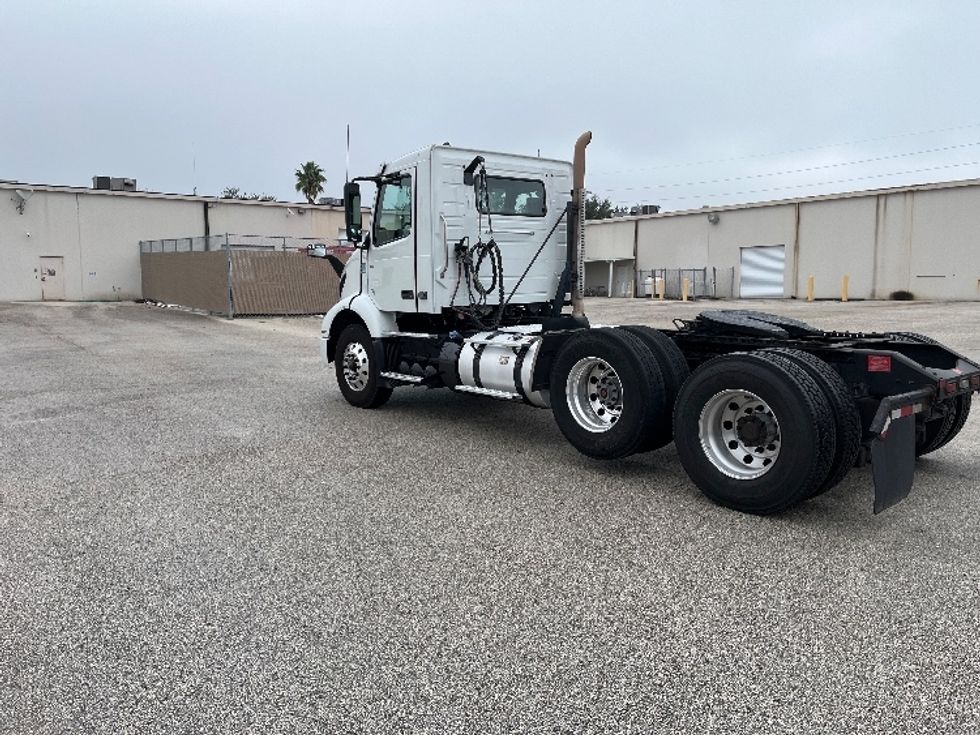 Day Cab Tractor-Heavy Duty Tractors-Volvo-2022-VNR62300-Tampa-FL-628,702\n\t\tmiles-$ 24,750 - Image 5