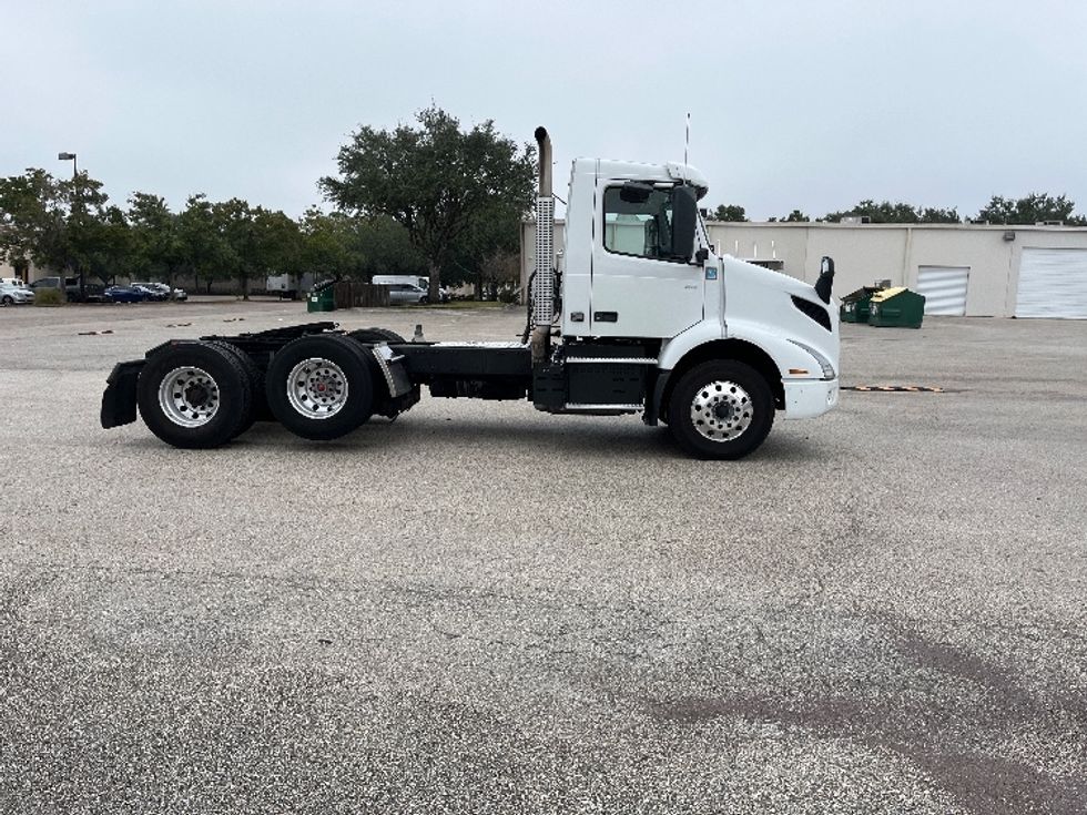 Day Cab Tractor-Heavy Duty Tractors-Volvo-2022-VNR62300-Tampa-FL-628,702\n\t\tmiles-$ 24,750 - Image 8