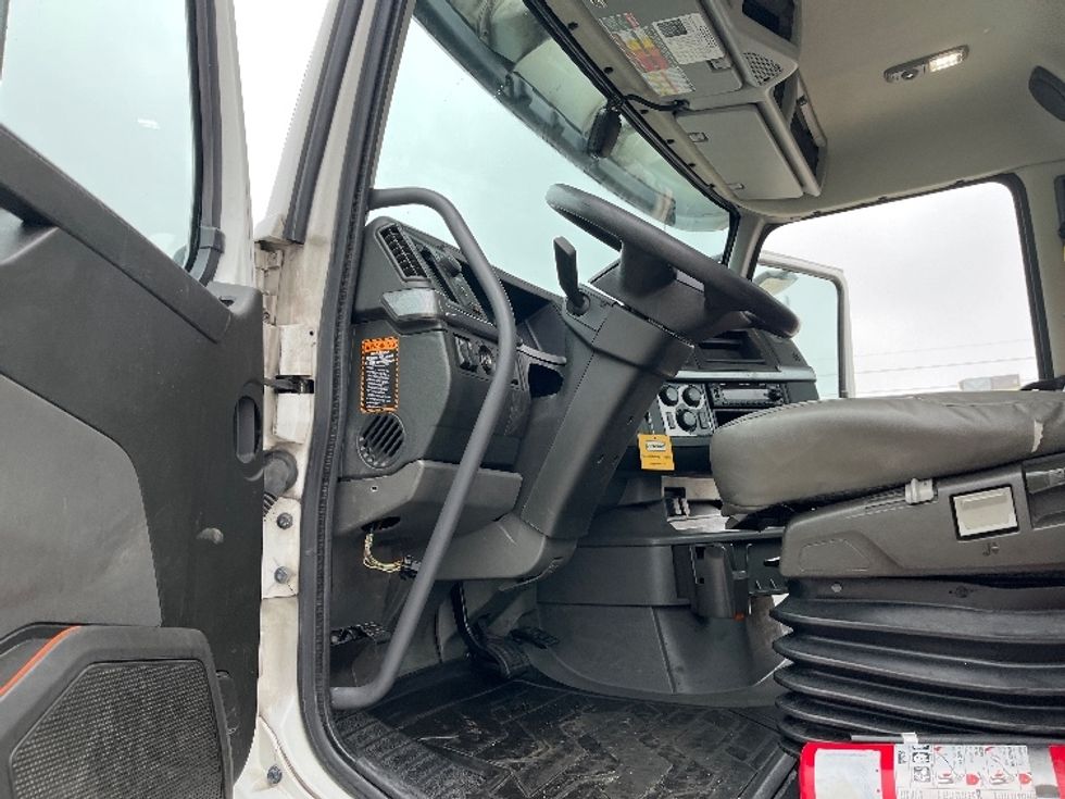 Day Cab Tractor-Heavy Duty Tractors-Volvo-2022-VNR62300-Tampa-FL-628,702\n\t\tmiles-$ 24,750 - Image 9