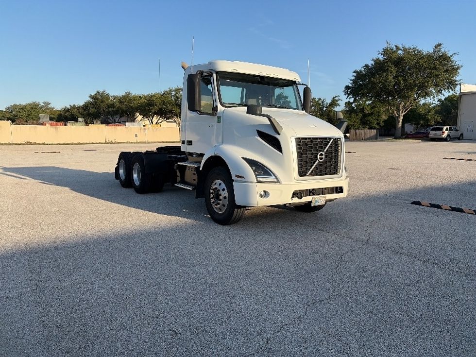 Day Cab Tractor-Heavy Duty Tractors-Volvo-2022-VNR62300-Tampa-FL-629,673\n\t\tmiles-$ 24,500 - Image 1