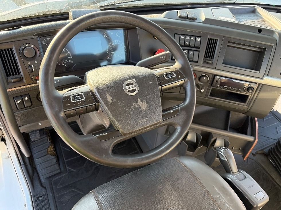 Day Cab Tractor-Heavy Duty Tractors-Volvo-2022-VNR62300-Tampa-FL-629,673\n\t\tmiles-$ 24,500 - Image 10