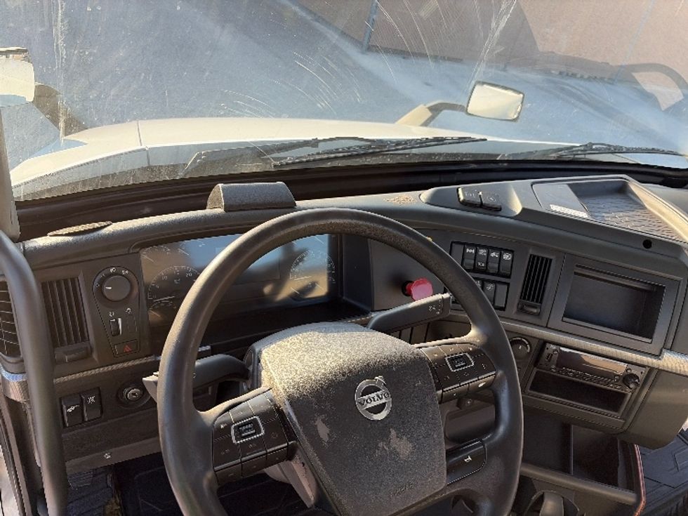 Day Cab Tractor-Heavy Duty Tractors-Volvo-2022-VNR62300-Tampa-FL-629,673\n\t\tmiles-$ 24,500 - Image 11