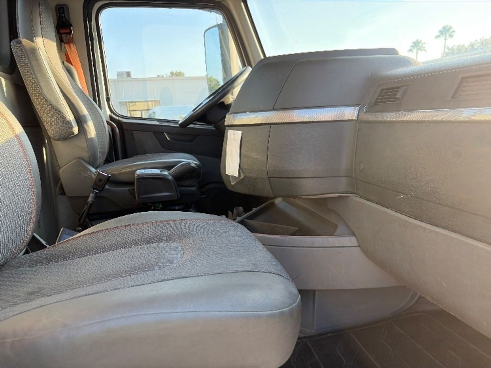 Day Cab Tractor-Heavy Duty Tractors-Volvo-2022-VNR62300-Tampa-FL-629,673\n\t\tmiles-$ 24,500 - Image 14
