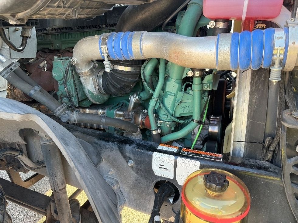 Day Cab Tractor-Heavy Duty Tractors-Volvo-2022-VNR62300-Tampa-FL-629,673\n\t\tmiles-$ 24,500 - Image 15