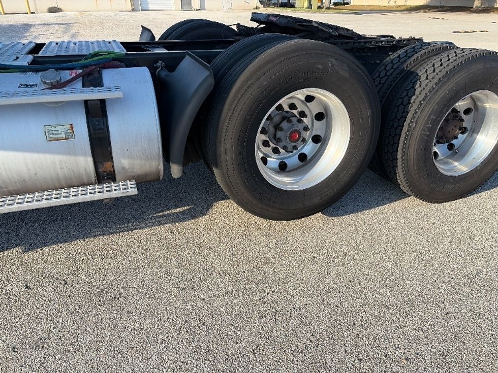 Day Cab Tractor-Heavy Duty Tractors-Volvo-2022-VNR62300-Tampa-FL-629,673\n\t\tmiles-$ 24,500 - Image 17