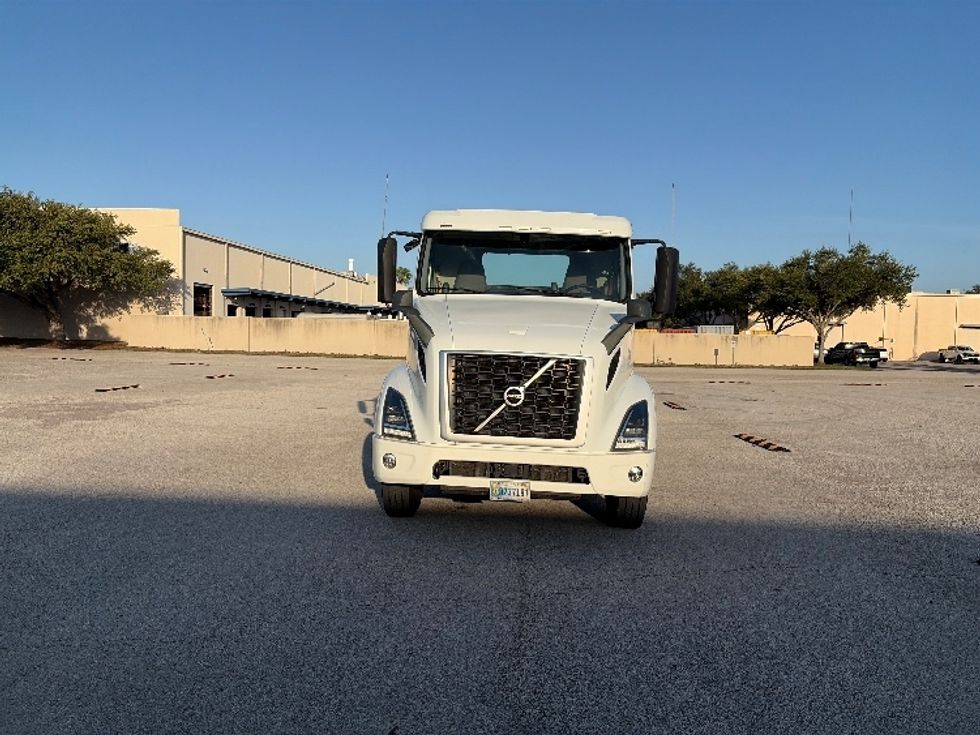 Day Cab Tractor-Heavy Duty Tractors-Volvo-2022-VNR62300-Tampa-FL-629,673\n\t\tmiles-$ 24,500 - Image 2