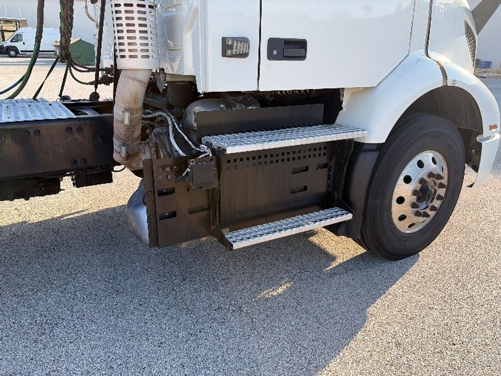 Day Cab Tractor-Heavy Duty Tractors-Volvo-2022-VNR62300-Tampa-FL-629,673\n\t\tmiles-$ 24,500 - Image 20