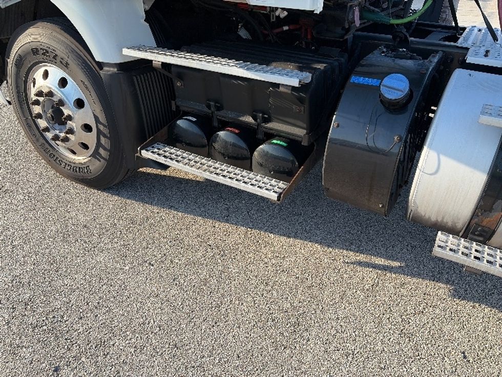 Day Cab Tractor-Heavy Duty Tractors-Volvo-2022-VNR62300-Tampa-FL-629,673\n\t\tmiles-$ 24,500 - Image 23