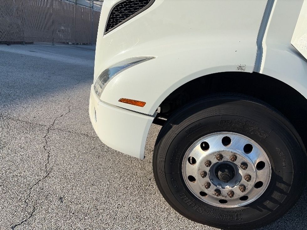 Day Cab Tractor-Heavy Duty Tractors-Volvo-2022-VNR62300-Tampa-FL-629,673\n\t\tmiles-$ 24,500 - Image 24
