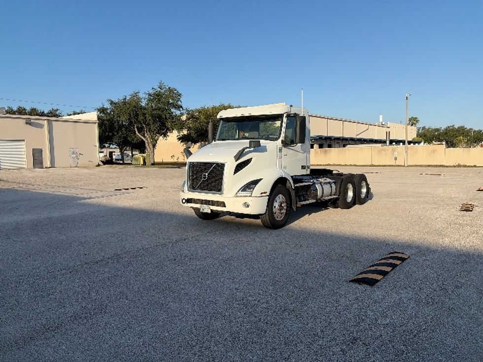 Day Cab Tractor-Heavy Duty Tractors-Volvo-2022-VNR62300-Tampa-FL-629,673\n\t\tmiles-$ 24,500 - Image 3