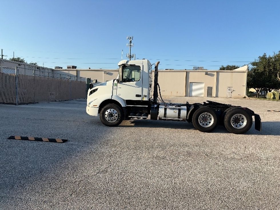 Day Cab Tractor-Heavy Duty Tractors-Volvo-2022-VNR62300-Tampa-FL-629,673\n\t\tmiles-$ 24,500 - Image 4
