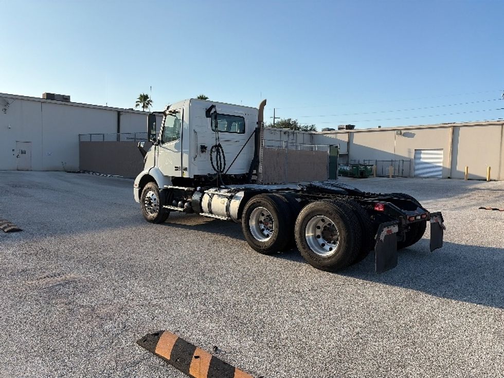 Day Cab Tractor-Heavy Duty Tractors-Volvo-2022-VNR62300-Tampa-FL-629,673\n\t\tmiles-$ 24,500 - Image 5
