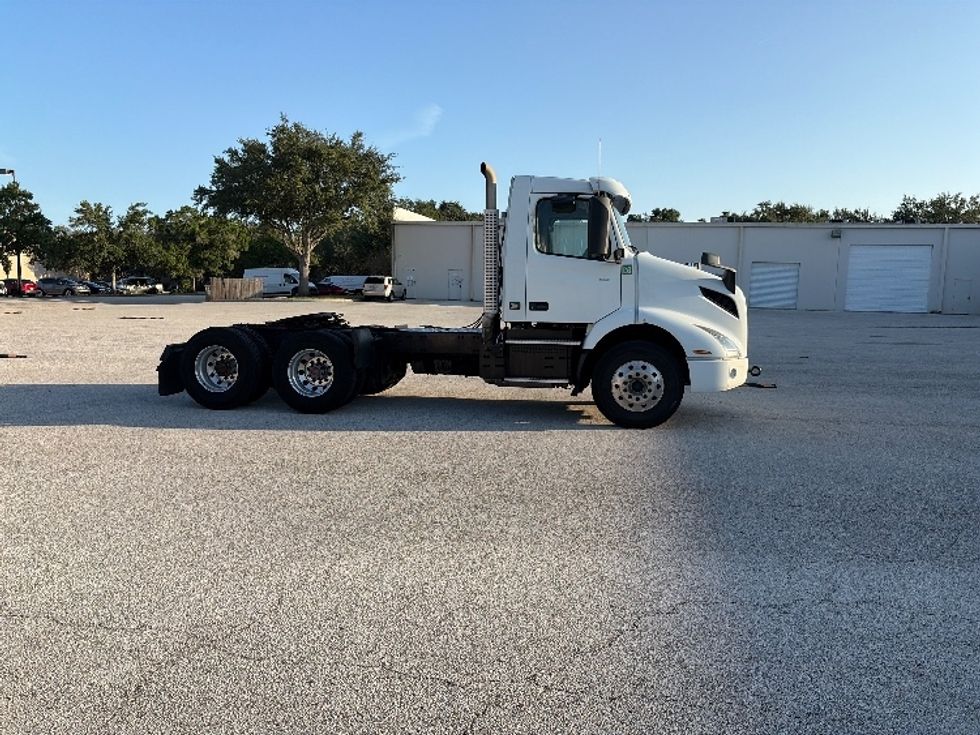 Day Cab Tractor-Heavy Duty Tractors-Volvo-2022-VNR62300-Tampa-FL-629,673\n\t\tmiles-$ 24,500 - Image 8