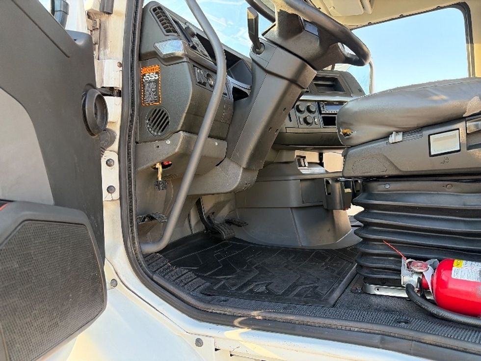 Day Cab Tractor-Heavy Duty Tractors-Volvo-2022-VNR62300-Tampa-FL-629,673\n\t\tmiles-$ 24,500 - Image 9