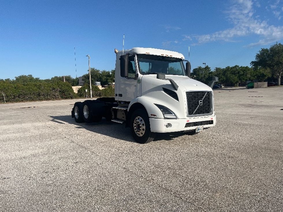 Day Cab Tractor-Heavy Duty Tractors-Volvo-2022-VNR62300-Tampa-FL-631,057\n\t\tmiles-$ 26,750 - Image 1