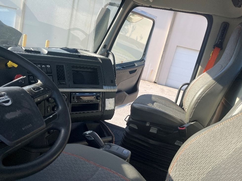 Day Cab Tractor-Heavy Duty Tractors-Volvo-2022-VNR62300-Tampa-FL-631,057\n\t\tmiles-$ 26,750 - Image 10
