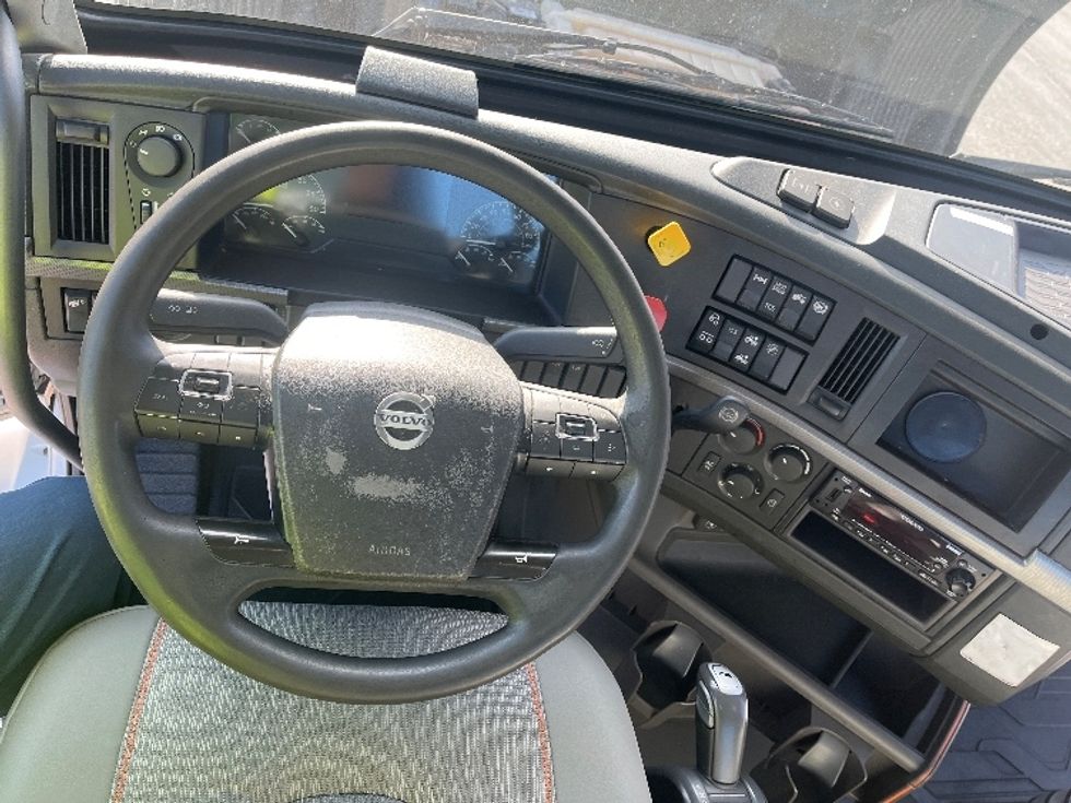 Day Cab Tractor-Heavy Duty Tractors-Volvo-2022-VNR62300-Tampa-FL-631,057\n\t\tmiles-$ 26,750 - Image 11