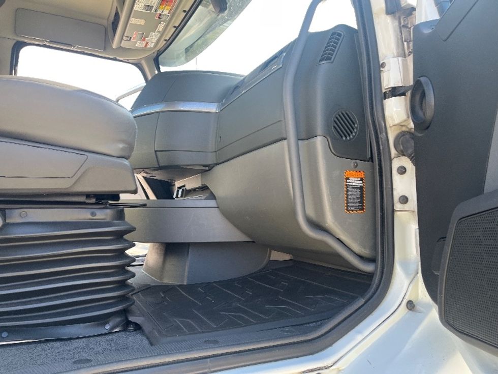 Day Cab Tractor-Heavy Duty Tractors-Volvo-2022-VNR62300-Tampa-FL-631,057\n\t\tmiles-$ 26,750 - Image 12