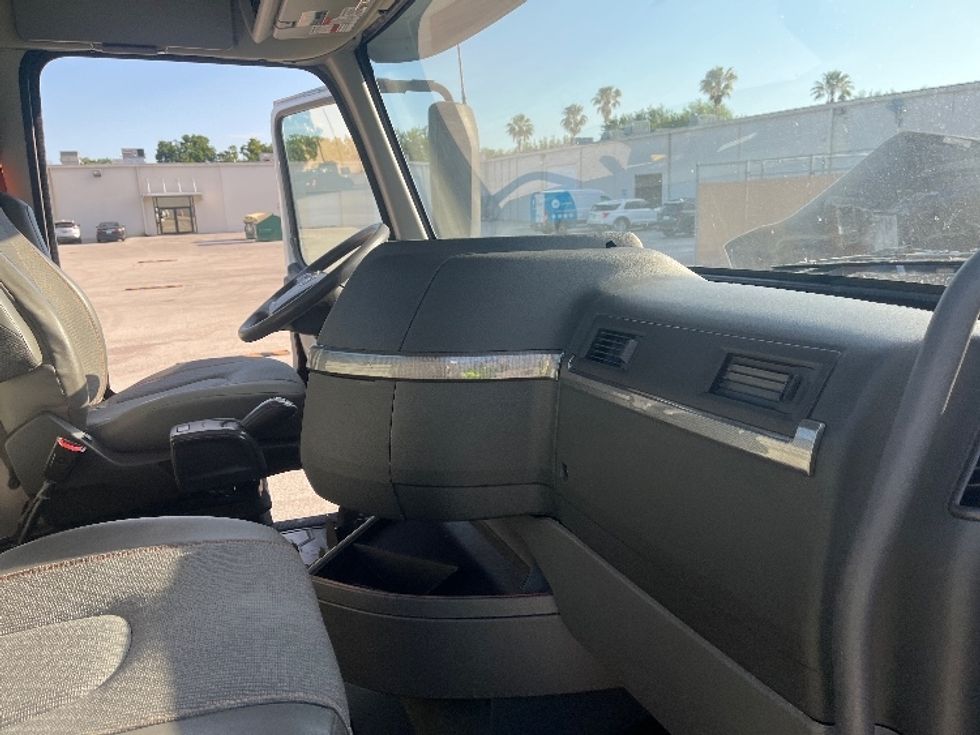 Day Cab Tractor-Heavy Duty Tractors-Volvo-2022-VNR62300-Tampa-FL-631,057\n\t\tmiles-$ 26,750 - Image 13
