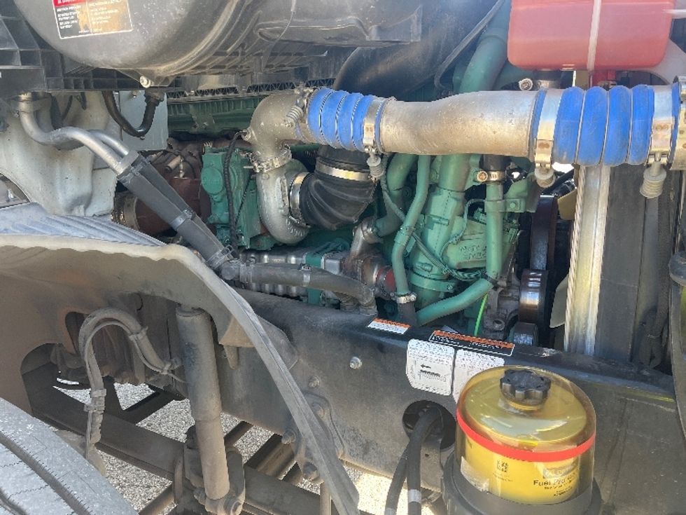 Day Cab Tractor-Heavy Duty Tractors-Volvo-2022-VNR62300-Tampa-FL-631,057\n\t\tmiles-$ 26,750 - Image 15