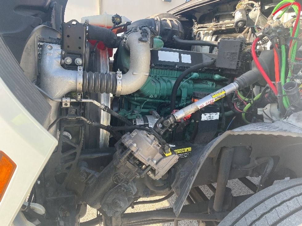 Day Cab Tractor-Heavy Duty Tractors-Volvo-2022-VNR62300-Tampa-FL-631,057\n\t\tmiles-$ 26,750 - Image 16