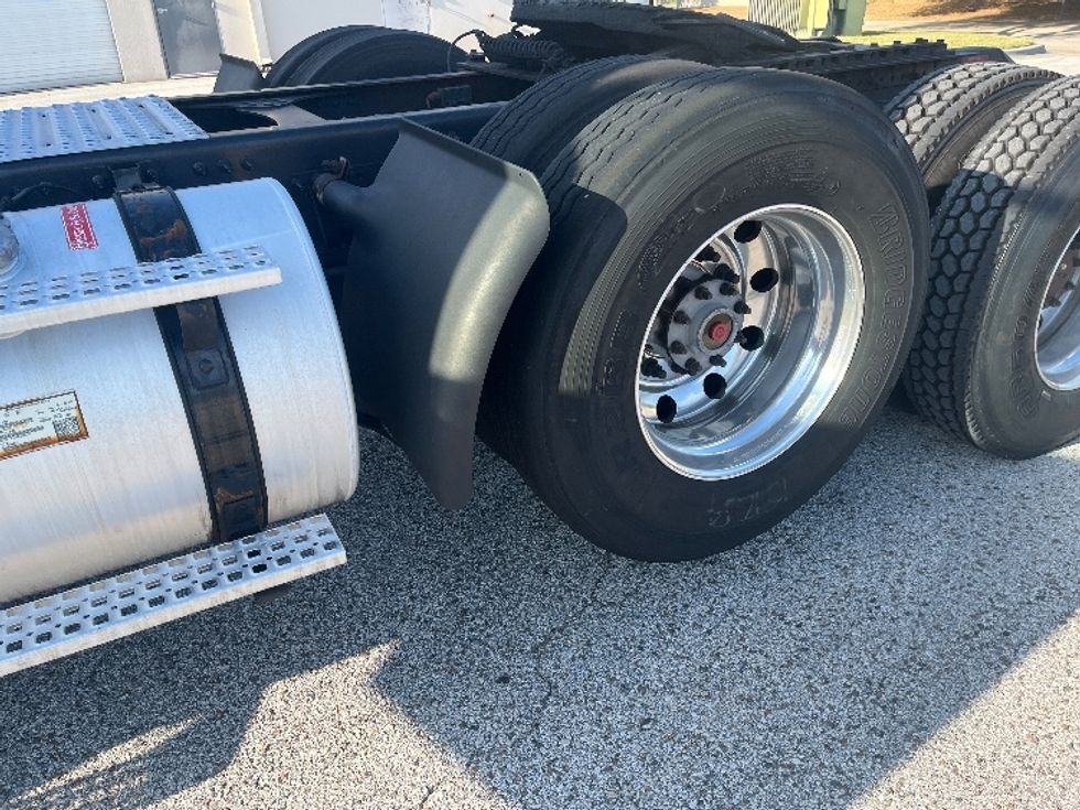 Day Cab Tractor-Heavy Duty Tractors-Volvo-2022-VNR62300-Tampa-FL-631,057\n\t\tmiles-$ 26,750 - Image 17