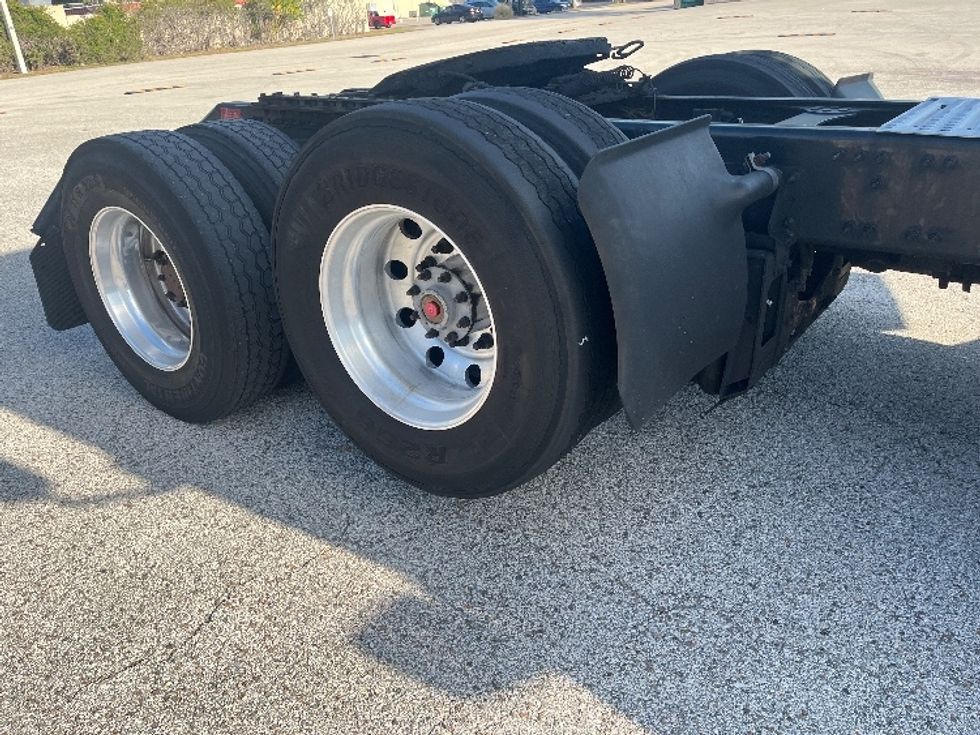 Day Cab Tractor-Heavy Duty Tractors-Volvo-2022-VNR62300-Tampa-FL-631,057\n\t\tmiles-$ 26,750 - Image 18