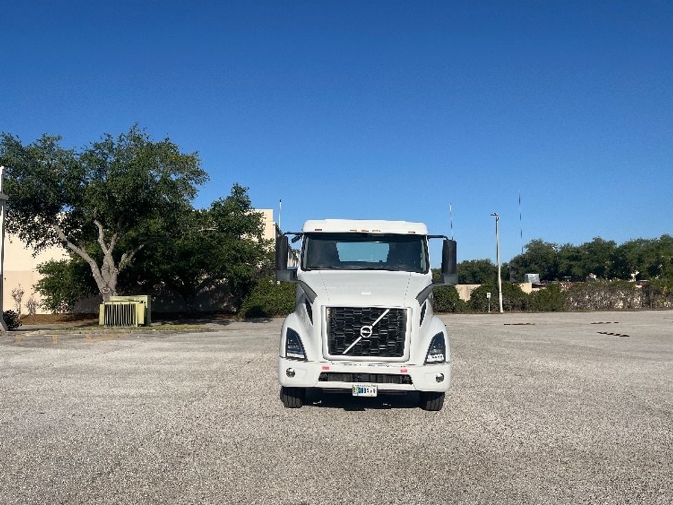 Day Cab Tractor-Heavy Duty Tractors-Volvo-2022-VNR62300-Tampa-FL-631,057\n\t\tmiles-$ 26,750 - Image 2