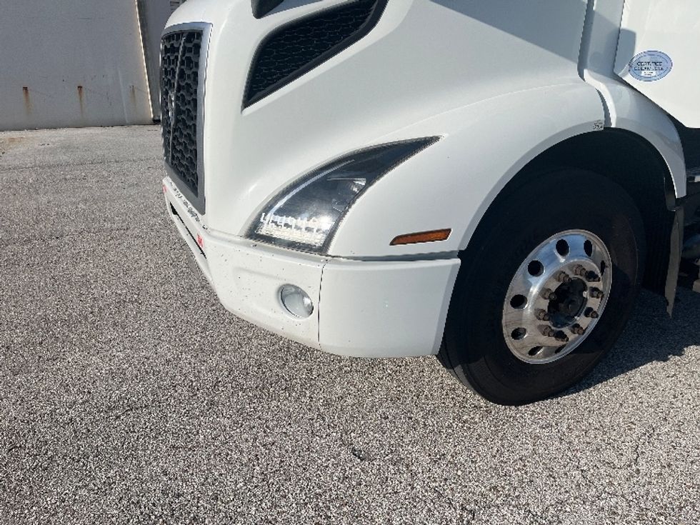 Day Cab Tractor-Heavy Duty Tractors-Volvo-2022-VNR62300-Tampa-FL-631,057\n\t\tmiles-$ 26,750 - Image 21