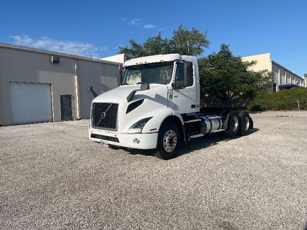 Day Cab Tractor-Heavy Duty Tractors-Volvo-2022-VNR62300-Tampa-FL-631,057\n\t\tmiles-$ 26,750 - Image 3