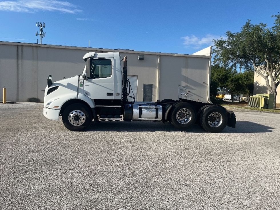 Day Cab Tractor-Heavy Duty Tractors-Volvo-2022-VNR62300-Tampa-FL-631,057\n\t\tmiles-$ 26,750 - Image 4