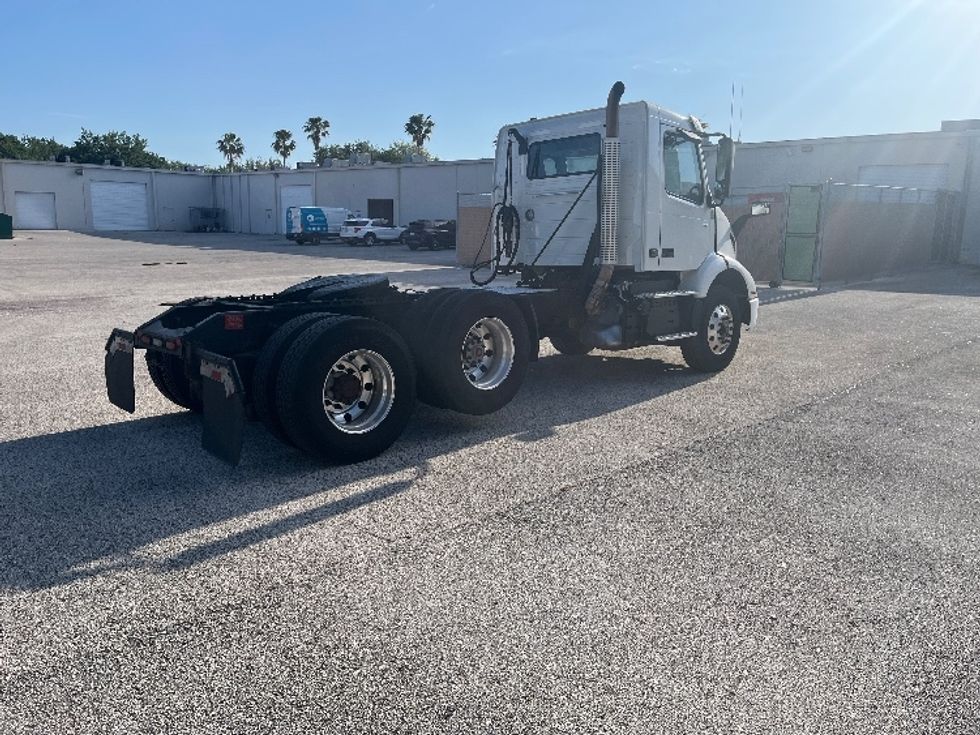 Day Cab Tractor-Heavy Duty Tractors-Volvo-2022-VNR62300-Tampa-FL-631,057\n\t\tmiles-$ 26,750 - Image 7