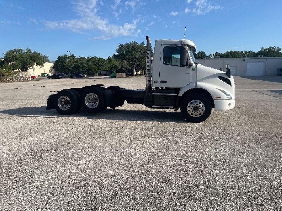 Day Cab Tractor-Heavy Duty Tractors-Volvo-2022-VNR62300-Tampa-FL-631,057\n\t\tmiles-$ 26,750 - Image 8