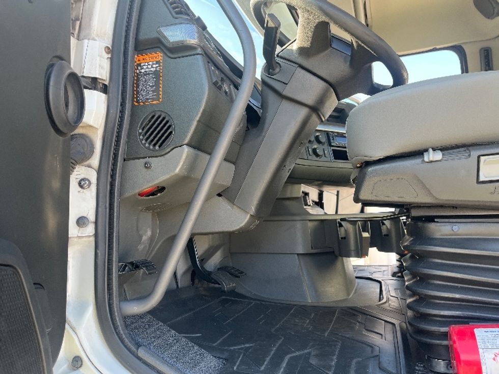 Day Cab Tractor-Heavy Duty Tractors-Volvo-2022-VNR62300-Tampa-FL-631,057\n\t\tmiles-$ 26,750 - Image 9