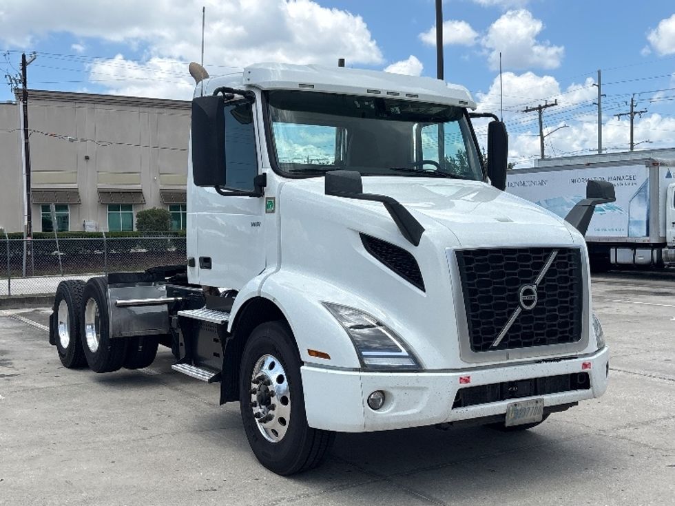 Day Cab Tractor-Heavy Duty Tractors-Volvo-2022-VNR62300-Tampa-FL-660,979\n\t\tmiles-$ 26,750 - Image 1