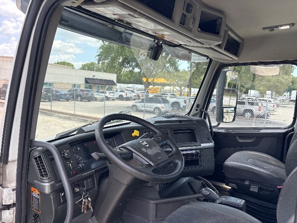 Day Cab Tractor-Heavy Duty Tractors-Volvo-2022-VNR62300-Tampa-FL-660,979\n\t\tmiles-$ 26,750 - Image 10