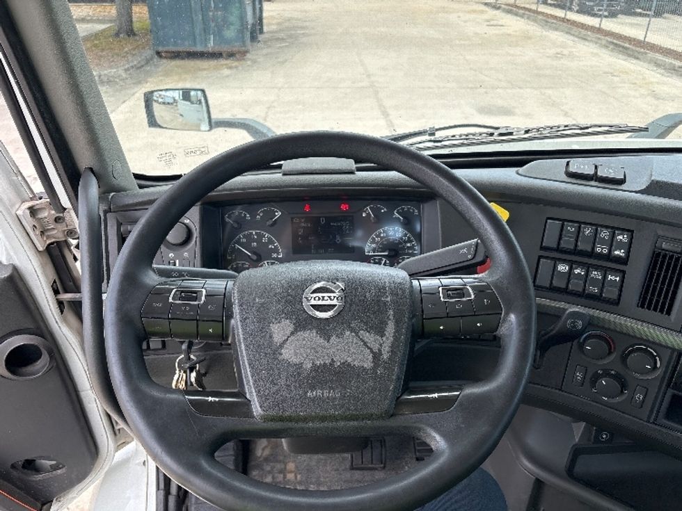 Day Cab Tractor-Heavy Duty Tractors-Volvo-2022-VNR62300-Tampa-FL-660,979\n\t\tmiles-$ 26,750 - Image 11