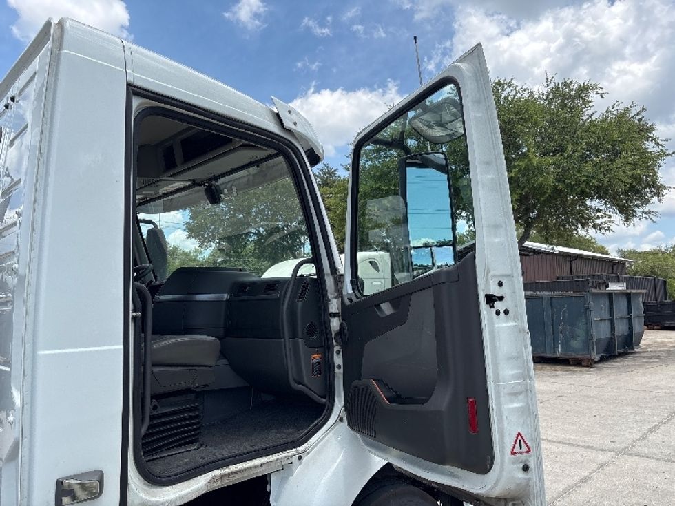 Day Cab Tractor-Heavy Duty Tractors-Volvo-2022-VNR62300-Tampa-FL-660,979\n\t\tmiles-$ 26,750 - Image 12