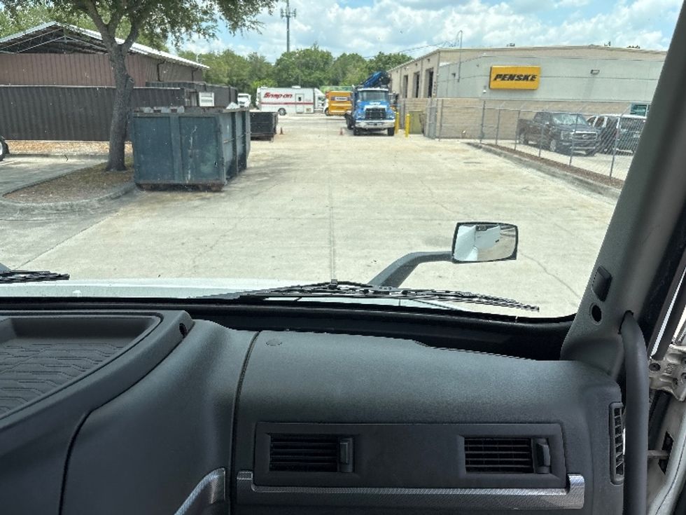 Day Cab Tractor-Heavy Duty Tractors-Volvo-2022-VNR62300-Tampa-FL-660,979\n\t\tmiles-$ 26,750 - Image 13