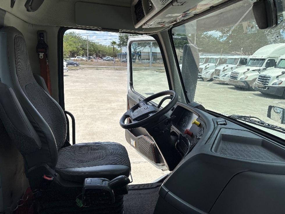 Day Cab Tractor-Heavy Duty Tractors-Volvo-2022-VNR62300-Tampa-FL-660,979\n\t\tmiles-$ 26,750 - Image 14