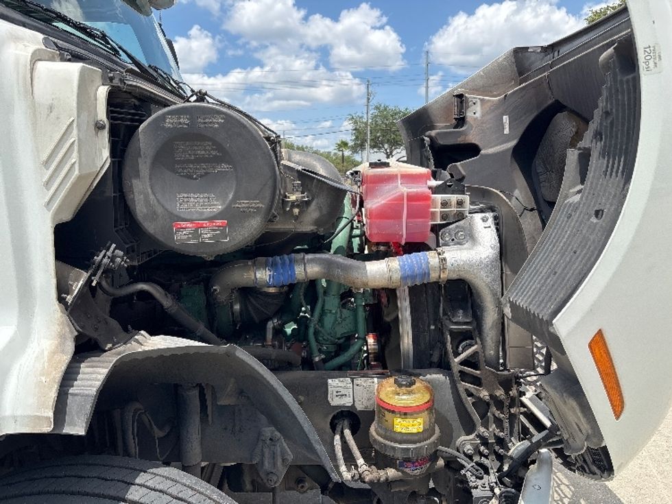 Day Cab Tractor-Heavy Duty Tractors-Volvo-2022-VNR62300-Tampa-FL-660,979\n\t\tmiles-$ 26,750 - Image 15