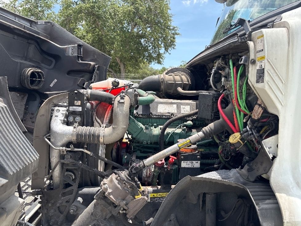 Day Cab Tractor-Heavy Duty Tractors-Volvo-2022-VNR62300-Tampa-FL-660,979\n\t\tmiles-$ 26,750 - Image 16
