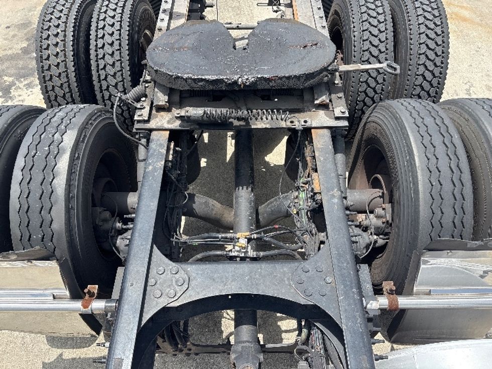 Day Cab Tractor-Heavy Duty Tractors-Volvo-2022-VNR62300-Tampa-FL-660,979\n\t\tmiles-$ 26,750 - Image 17