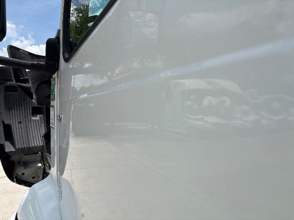 Day Cab Tractor-Heavy Duty Tractors-Volvo-2022-VNR62300-Tampa-FL-660,979\n\t\tmiles-$ 26,750 - Image 18