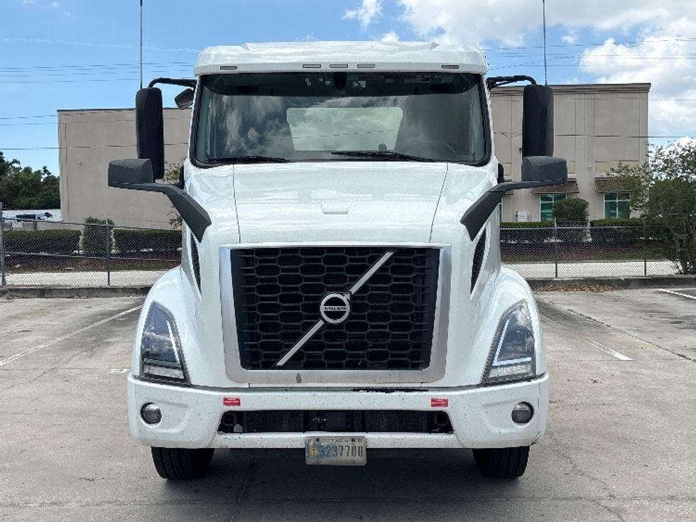 Day Cab Tractor-Heavy Duty Tractors-Volvo-2022-VNR62300-Tampa-FL-660,979\n\t\tmiles-$ 26,750 - Image 2