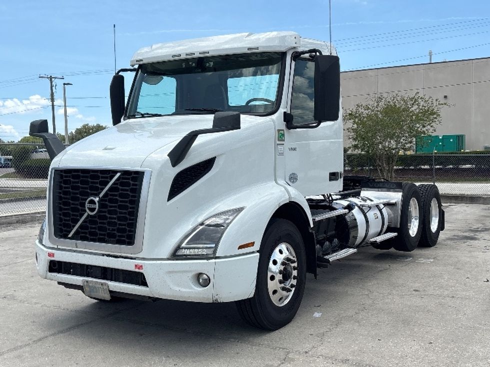 Day Cab Tractor-Heavy Duty Tractors-Volvo-2022-VNR62300-Tampa-FL-660,979\n\t\tmiles-$ 26,750 - Image 3