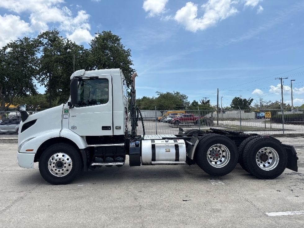Day Cab Tractor-Heavy Duty Tractors-Volvo-2022-VNR62300-Tampa-FL-660,979\n\t\tmiles-$ 26,750 - Image 4