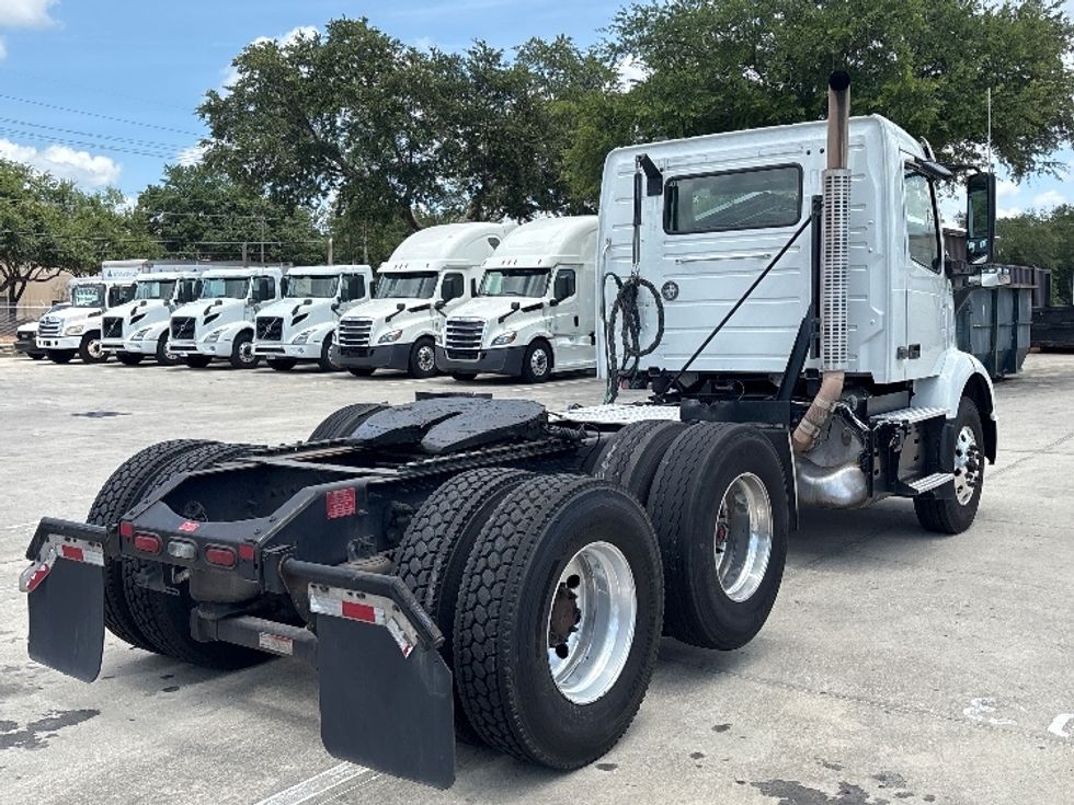 Day Cab Tractor-Heavy Duty Tractors-Volvo-2022-VNR62300-Tampa-FL-660,979\n\t\tmiles-$ 26,750 - Image 7